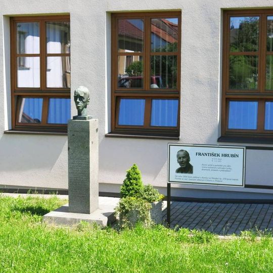 Pomník Františka Hrubína u knihovny na Náměstí v Chlumu u Třeboně