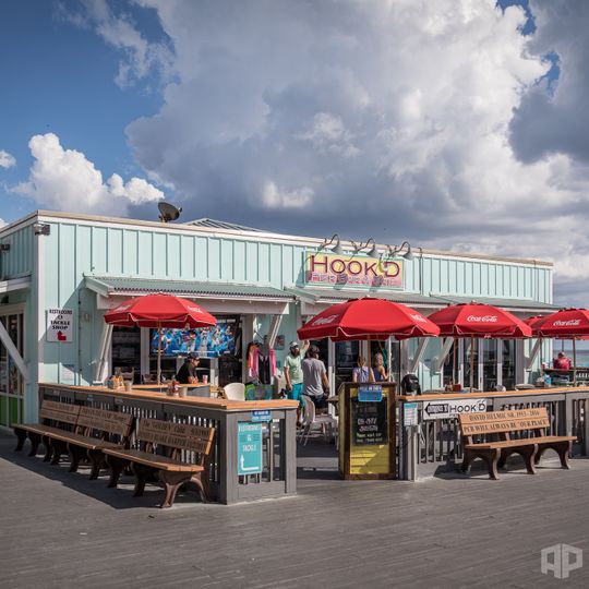 Hook D Pier Bar & Grill