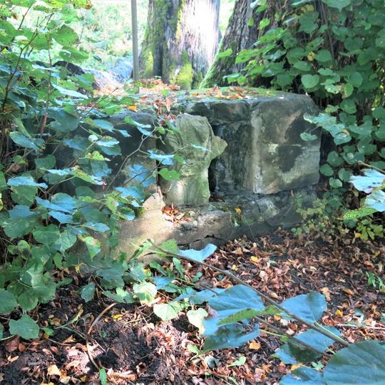 Podstavec zaniklého sousoší svatých Jana a Pavla u silnice východně od Ovesné