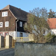 Wohnstallhaus, Hofeinfahrt und Hofmauer eines Zweiseithofes Kötzschenbrodaer Straße 38