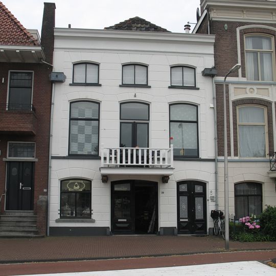 Pand met gepleisterde lijstgevel en lage beganegrond