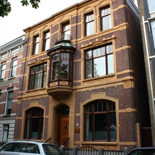 Herenhuis met tuinhuis, met gevel in eclectische bouwstijl met classicistische elementen en decoraties in Art-Nouveau-stijl
