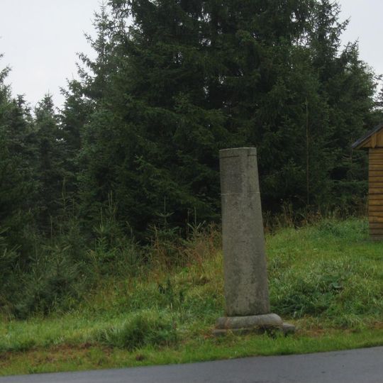 Směrník na křižovatce silnic jihovýchodně od Háje u Loučné