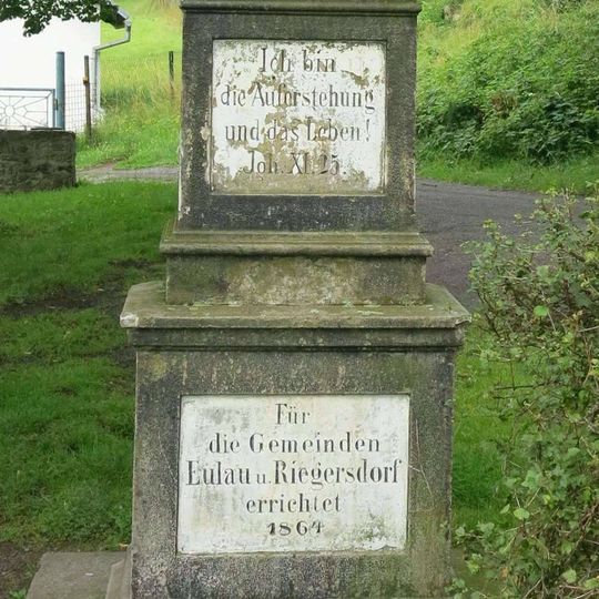 Kříž před kostelem Nejsvětější Trojice v Jílovém