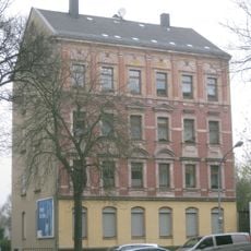 Mietshaus in halboffener Bebauung konzipiert, mit Vorgarten Hilbersdorfer Straße 25