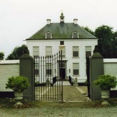 Kasteel Loon op Zand: tuinmuur met hek