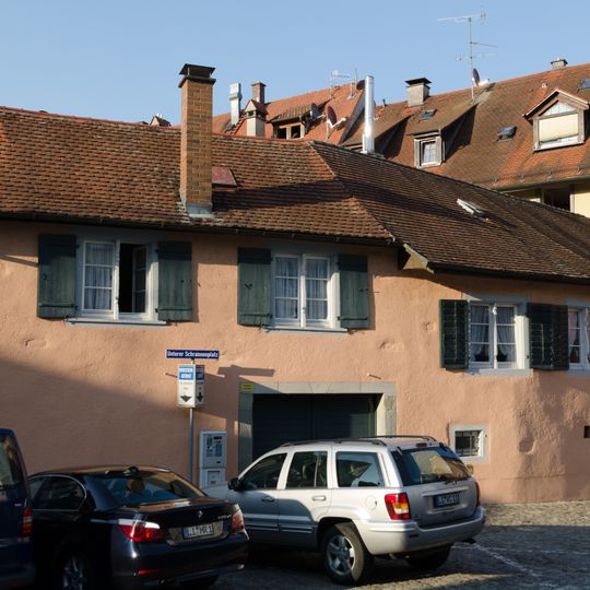 Ehemaliges Rückgebäude mit geknickter Straßenfront