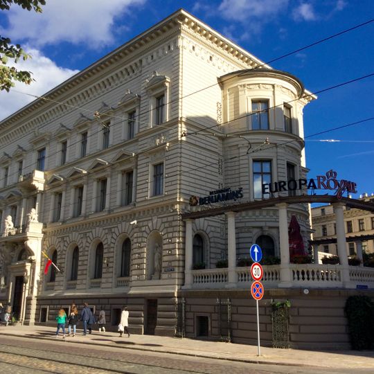 Dzīvojamā ēka, tagad - sabiedriskā ēka