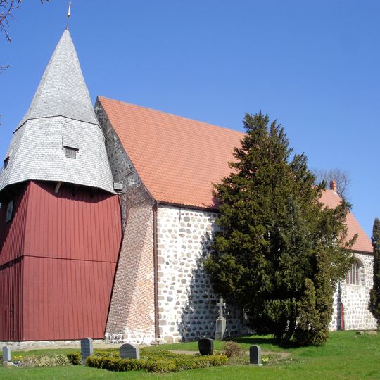 Kirche mit Friedhof, Feldsteinmauer, Tor und 5 Grabplatten 18. Jhr. und drei