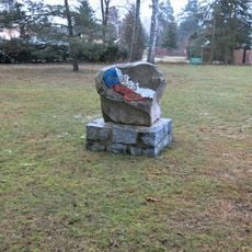 Pomník palubních střelců v Hradčanech