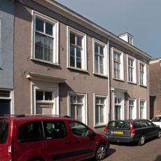 Pand met gepleisterde lijstgevel