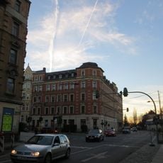 Mietshaus in geschlossener Bebauung in Ecklage mit Vorgarten Barbarossastraße 101