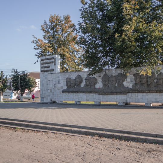Площадь Революции, где в 1905 и 1917 годах проходили митинги и демонстрации. Здесь в 1915 году была расстреляна антивоенная демонстрация рабочих и захоронены тела убитых