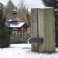 Plastika Chráněné krajinné oblasti Jeseníky u Pitného pavilonu v Karlově Studánce