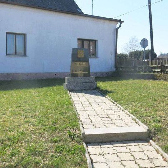 Hasičský pomník u hasičské stanice v Brništi