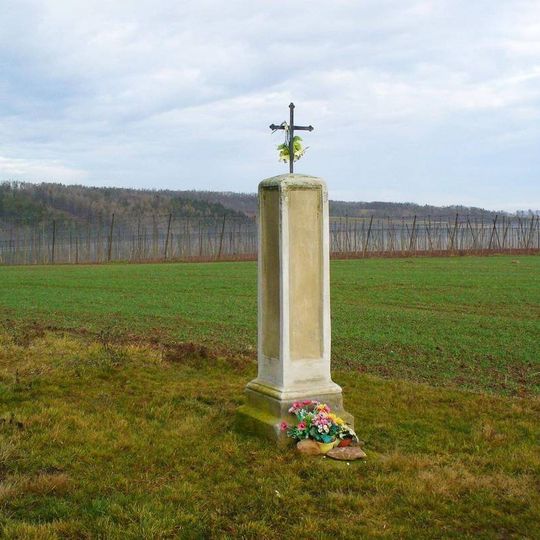 Kříž u polní cesty severně od Pnětluk