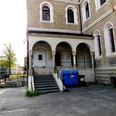 Pamětní deska obětem II. světové války u vchodu kláštera svatého Gabriela v Praze