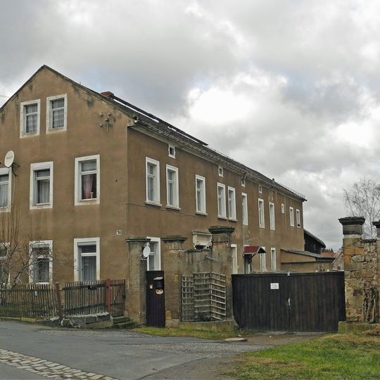 Toranlage eines Bauernhofes, mit Toreinfahrt und zwei Pforten Gorknitzer Straße 18