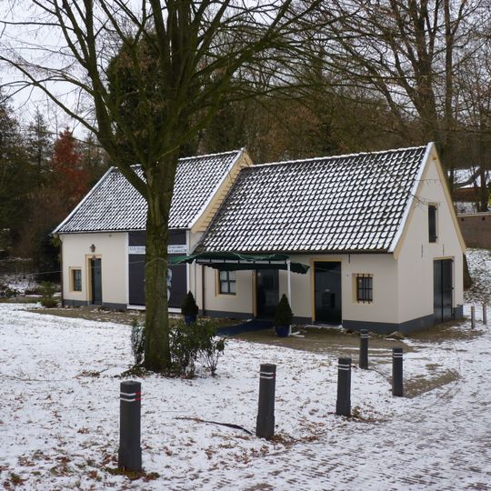 Molenhuis met witgepleisterde gevels en pannen zadeldaken