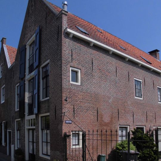 Pand met topgevel, benedenverdieping verbouwd