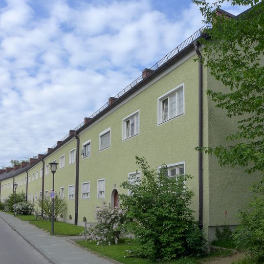 Drei geschlossene Wohnhauszeilen