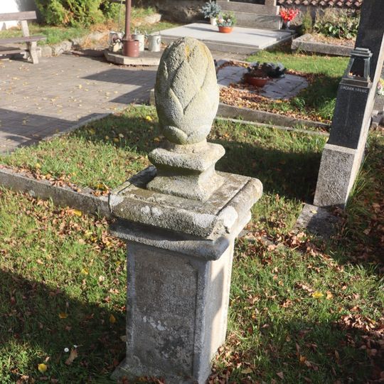 Náhrobek s piniovou šiškou