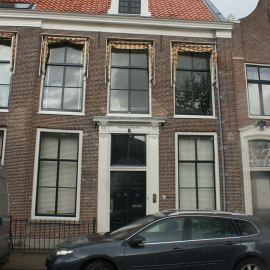 Pand met rechte kroonlijst onder zadeldak, houten deuromlijsting