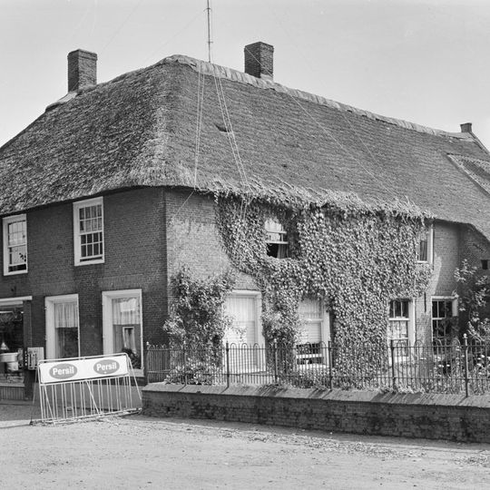 Pand onder omlopend rieten schilddak. In de verdieping en in de zijgevels vensters met goede roedenverdeling.
