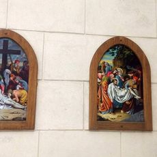 14. zastavení (vpravo) na křížové cestě v Jindřichově Hradci