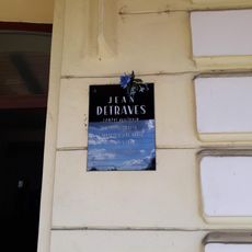 Pamětní deska Jeana Detravese na nádraží v Číčenicích