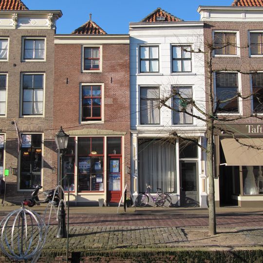 Pand met schilddak en eenvoudige lijstgevel