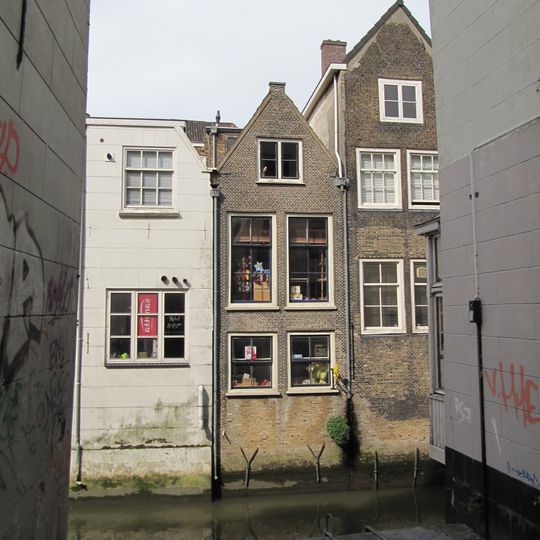 Pand met gepleisterde lijstgevel, aan de Voorstraathaven puntgevel met vlechtingen