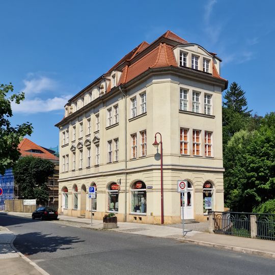 Residential and commercial building in corner location with representative facade and emphasized central risalit Schandauer Straße 25
