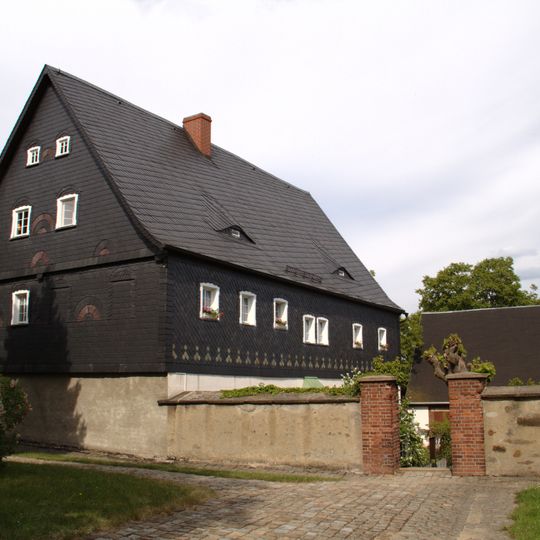 Pfarrhaus und östliches Nebengebäude Straße der Befreiung 5, 7