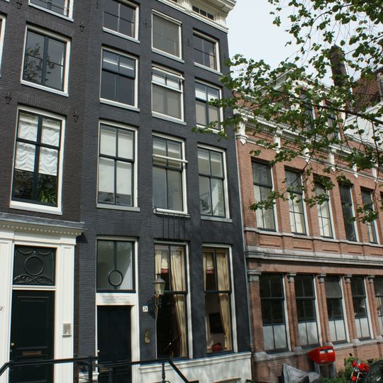 Pand met gevel onder rechte lijst met triglyfen