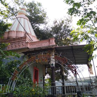 Samadhi and temples at Omkareshwar Ghat