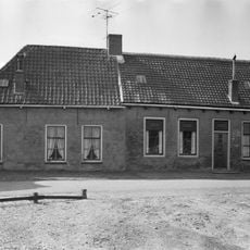 Huis onder schilddak met gepleisterde langsgevel aan de Ring. Schuiframen