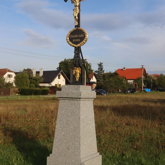 Kříž u cesty jižně od Klementic