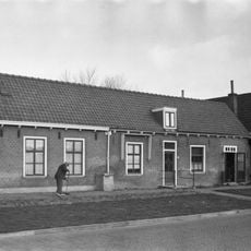 Bij nr 22 aansluitend perceelsgedeelte met werkplaatsdeur aan het kerkplein