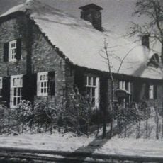 Boerderij onder rieten wolfdak, met dwarshuis en dwarsdeel