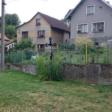 Kříž ve Veliši na návsi
