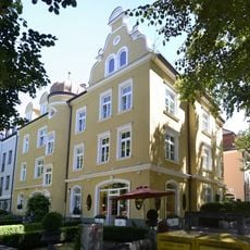 Dreigeschossiges Mietshaus