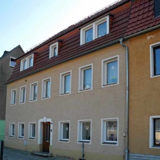 Wohnhaus in halboffener Bebauung, Sandstein-Türstock mit Schlussstein Alte Bergstraße 10
