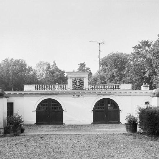 Huis te Maarn: dienstgebouw