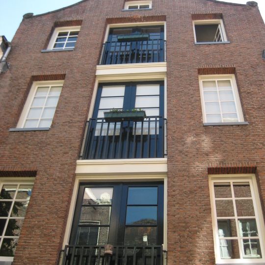 Pakhuis, vanwege de 18e-eeuwse natuurstenen onderdelen van de geveltop