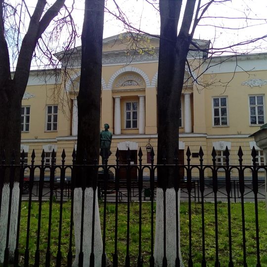 Ограда с двумя воротами