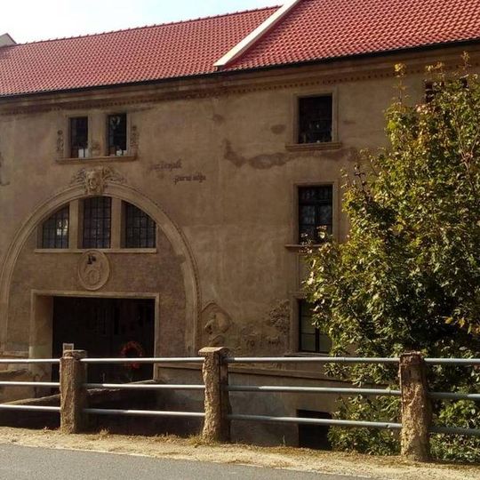 Pamětní deska na budově mlýna v Olovnici