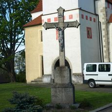 Kříž před kostelem v Horní Stropnici