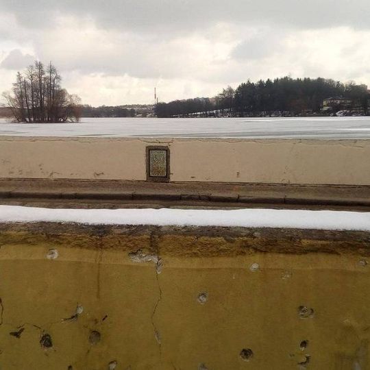 Pamětní deska na Vajgarském mostě v Jindřichově Hradci