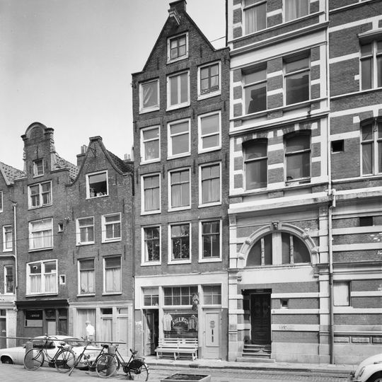 Hoog pand met eenvoudige 18e-eeuwse puntgevel, afgedekt met een rollaag